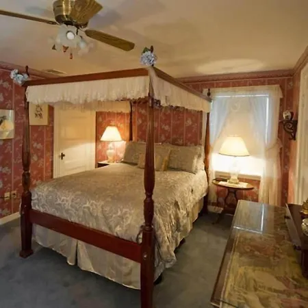 Anne'S White Columns Inn-2