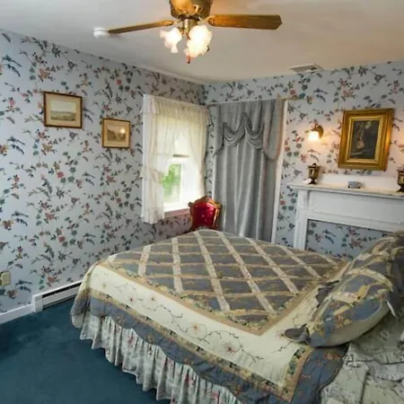 Anne'S White Columns Inn-3